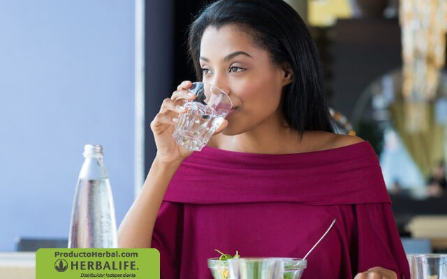 Pedir Herbalife y beber agua para el control de peso